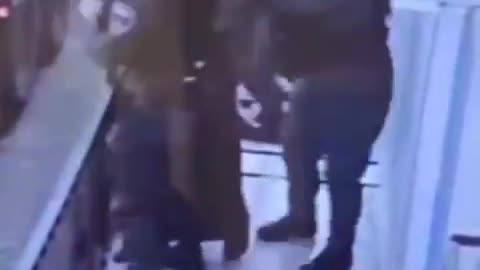 Ecco come la polizia iraniana AGGREDISCE le donne!