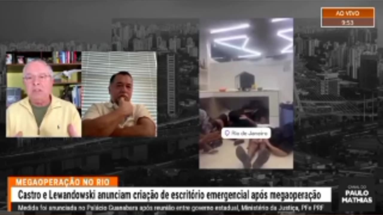 Traficantes tirando a farda dos traficantes mortos no Rio.