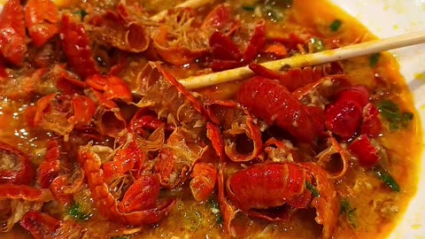 自创的虾尾蟹黄盖面你们看看行不行 #抖音美食推荐官 #美食教程 #用当地方言讲当地美食 #碳水