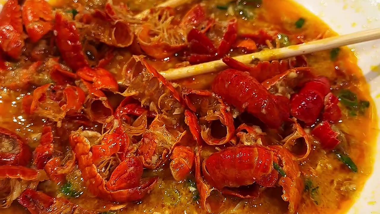 自创的虾尾蟹黄盖面你们看看行不行 #抖音美食推荐官 #美食教程 #用当地方言讲当地美食 #碳水