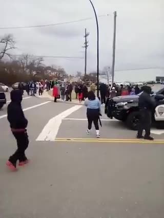 US Americans in the city of Lincoln Heights in Ohio, Black Militia blocking white supremists?