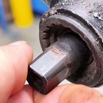 What noise does a worn-out bicycle bottom bracket make?