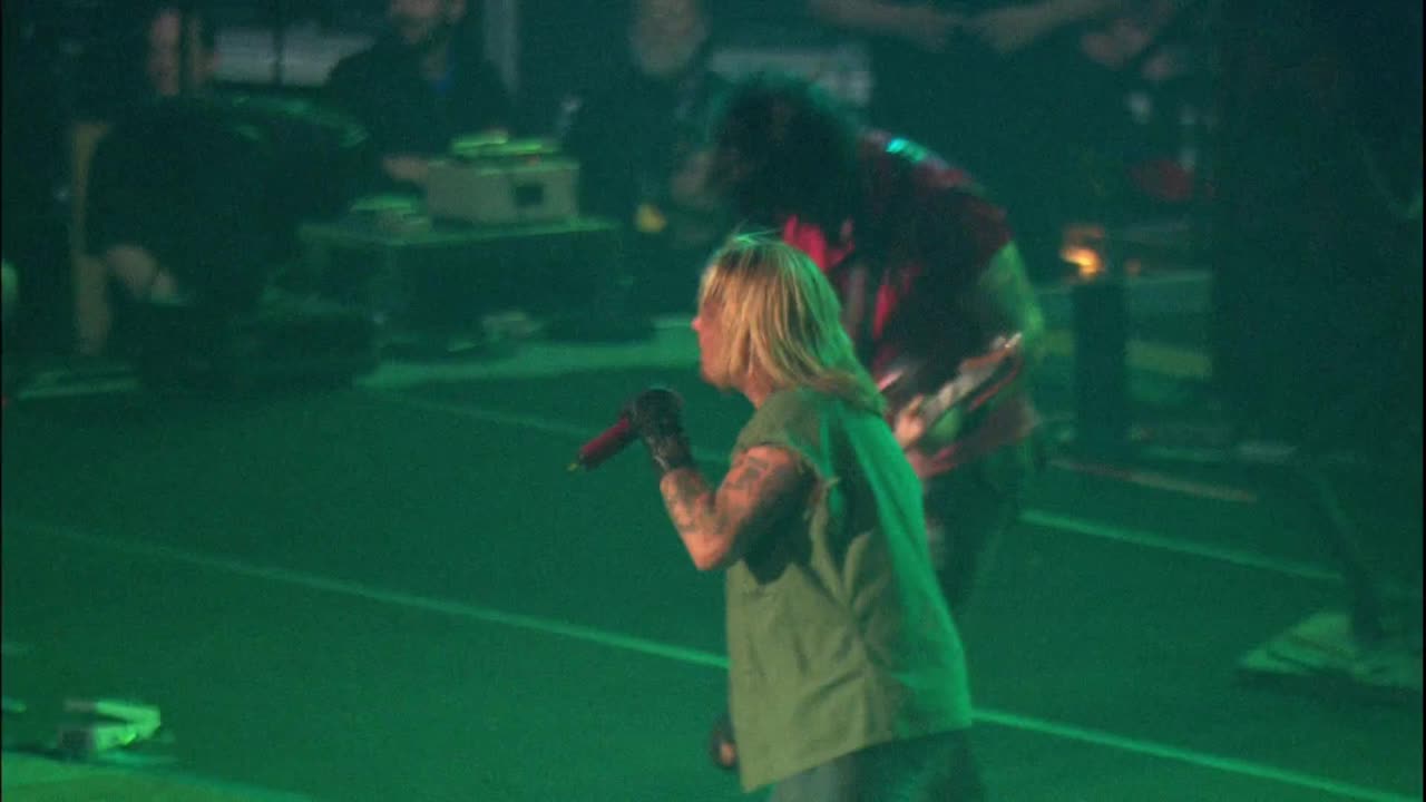 Louder Than Hell - Mötley Crüe (live)