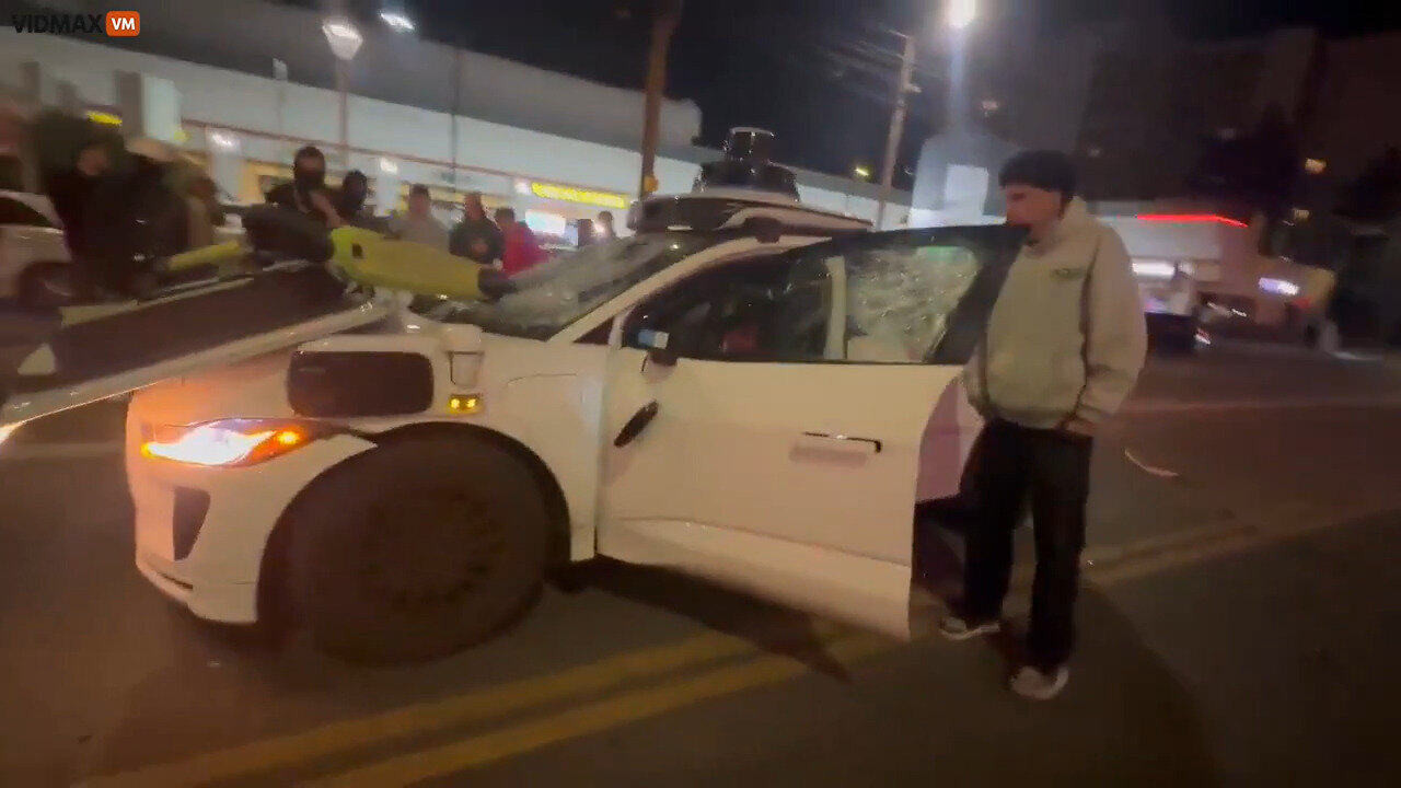 A Waymo Car Is Attacked In Lost Angeles By A Bunch Of Thugs