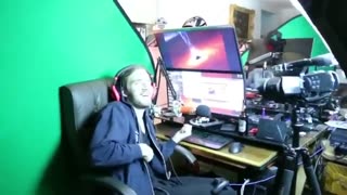 Amazing: Marzia annoys PewDiePie for 2 minutes straight