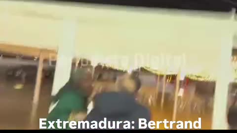 Bertrand Ndongo le da su merecido a un concejal socialista