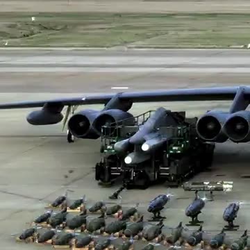 ‼️🇺🇸How a B-52 Bombers load Bombs.