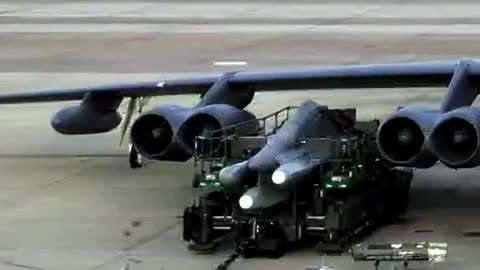‼️🇺🇸How a B-52 Bombers load Bombs.