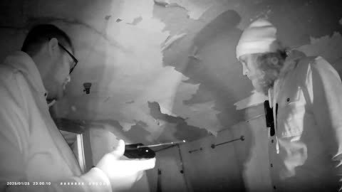 😨👻 Spirit Box Session Gives Direct Answer to Investigators - Watch Closely! | TheHauntingHour