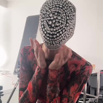 今年，米兰时装周以“希望、自由、趣味、奢华”为主题，点燃全球时尚的创意火花，展现无拘无束的设计与情感表达。 G|Forever的佛系哲学与七芒星图案早已融入希望与自由的理念，简约中透