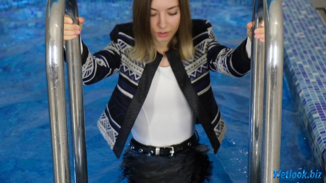 Wetlook girl in pool