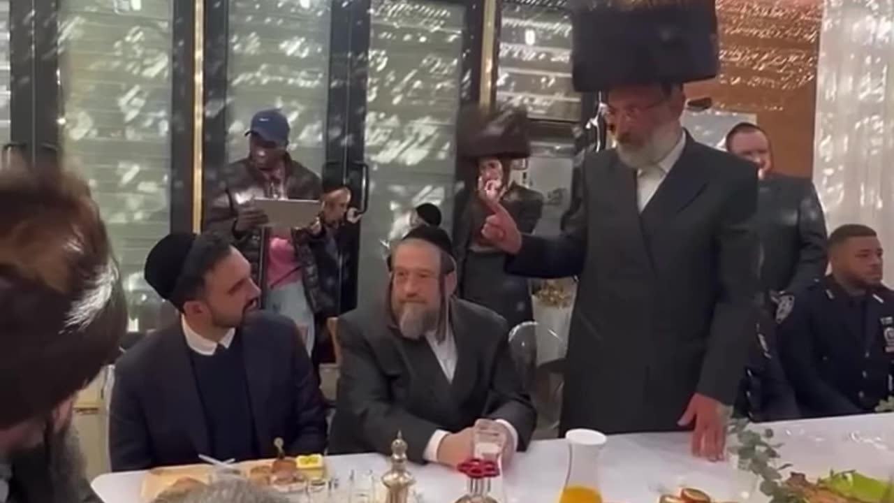 Mamdani visiting a synagogue