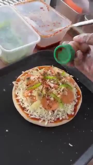 Street Pizza Master in Action – Mesmerizing Dough Skills!