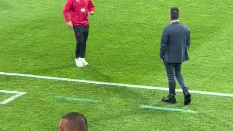 Futbollistet shqiptarë zbresin në stadiumin e Leskovcit për të parë fushën ku do të luajnë