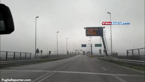 Fitta nebbia tra Andria e Barletta, le immagini tra la Statale 170 e la costa dello storico trabucco