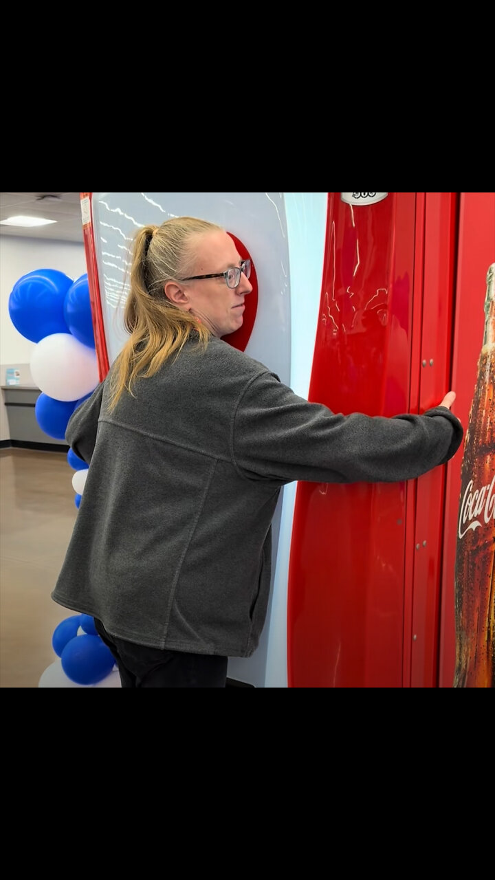 Máquinas de Coca-Cola entregan refrescos a cambio de abrazos en EE.UU.