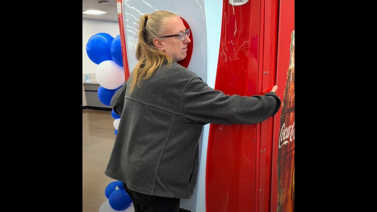 Máquinas de Coca-Cola entregan refrescos a cambio de abrazos en EE.UU.
