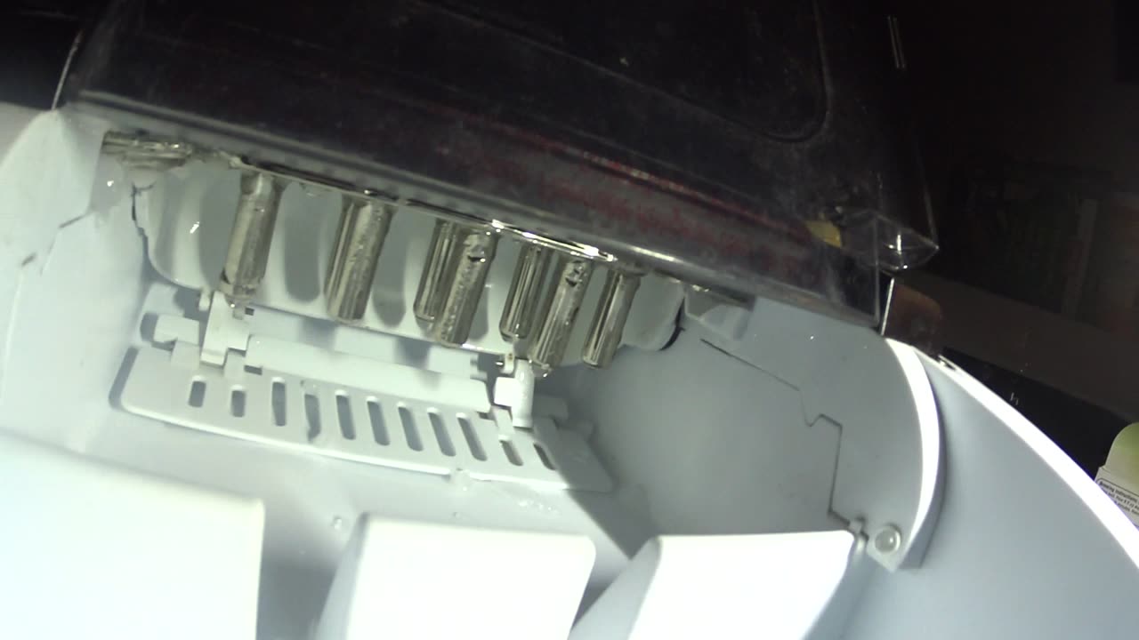 MY ICE CUBE MAKER ISNT MAKING ANY ICE CUBES