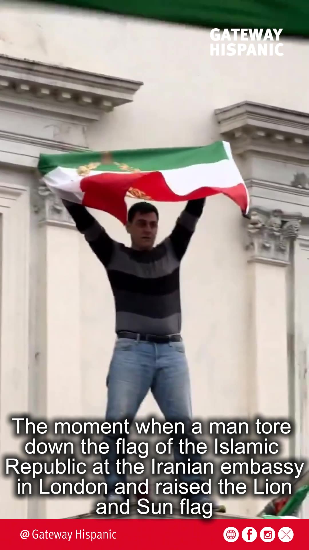 Man replaces Iran’s Islamic Republic flag with the Lion and Sun flag in London (VIDEO)
