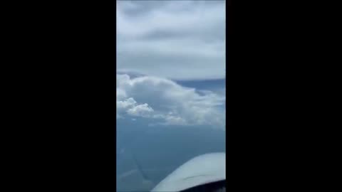 Voici une collection des images les plus fascinantes d’OVNIS visitant cette planète