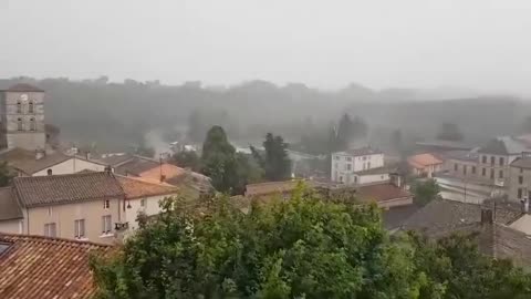 TREE SPLIT BY LIGHTNING