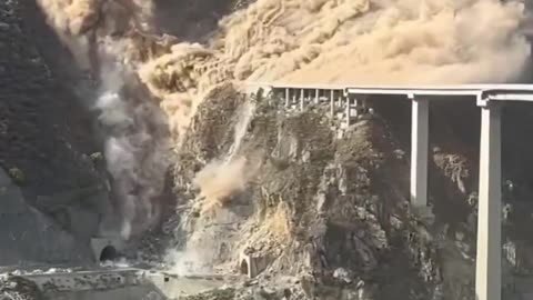 Desplome de puente en China tras un deslizamiento de tierra