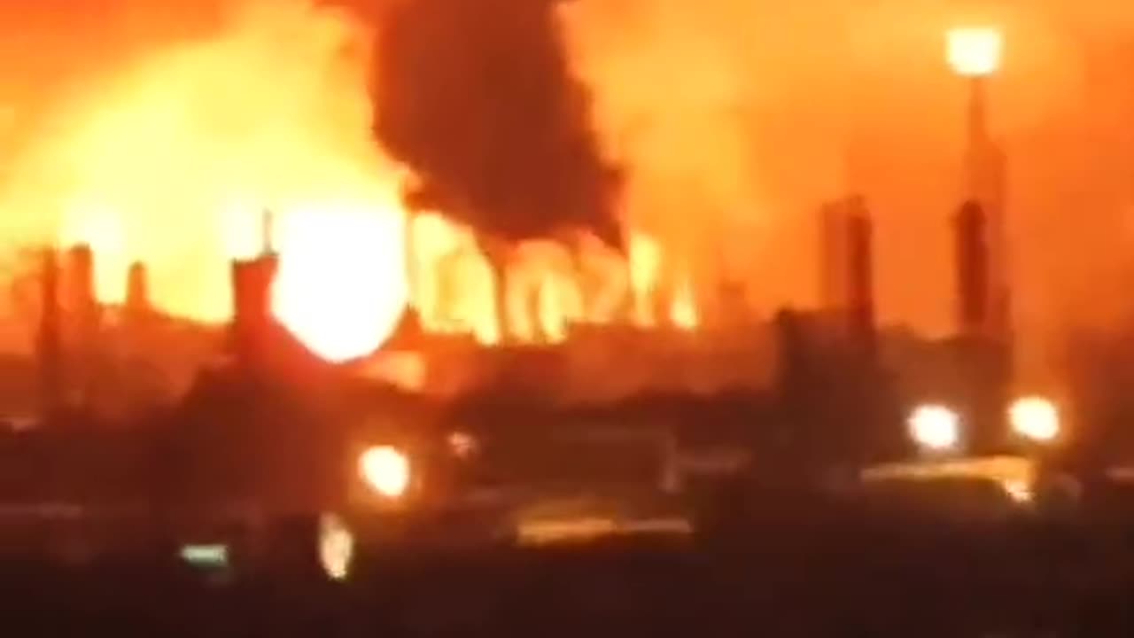 УДАРИ С БПЛА ПО НПЗ ПОД НОВГОРОД