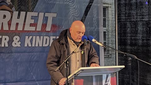 Anklam - Enrico Komning spricht zu den Teilnehmern der Kundgebung 15-02-2025