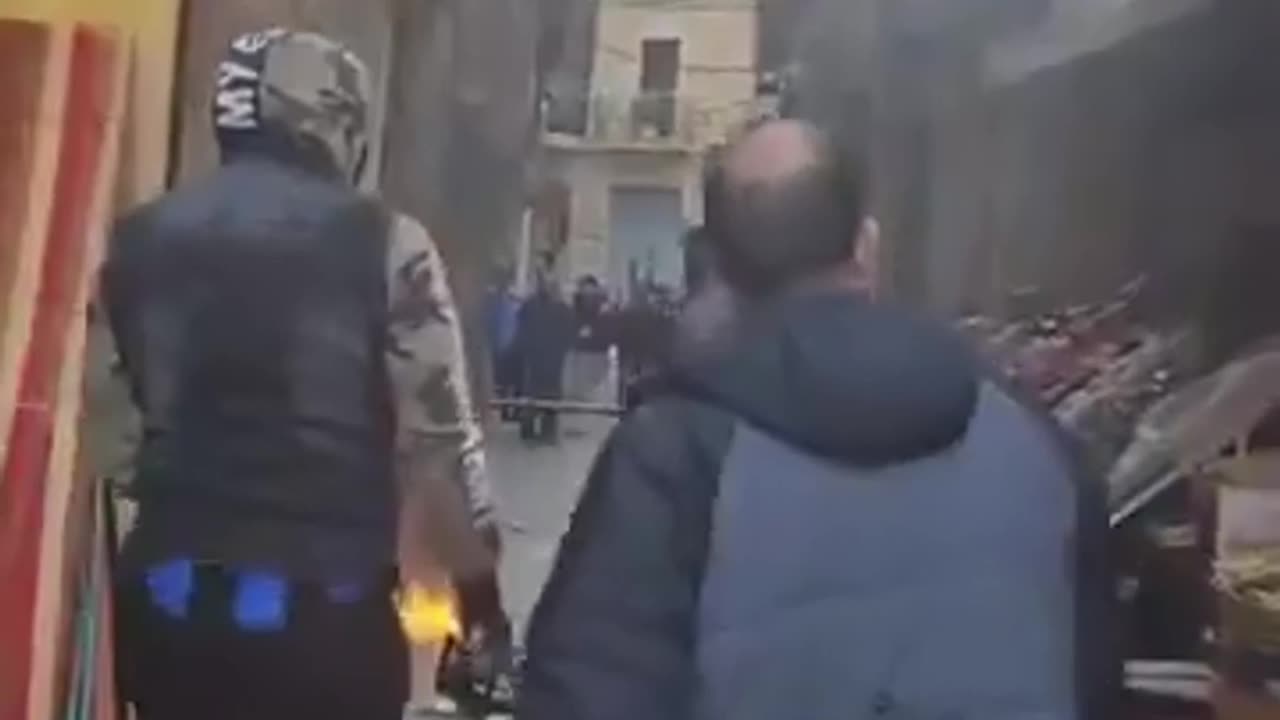 Inmigrante le prende fuego a frutería en Tarragona, España