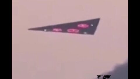 World News X - 🔺🛸 Triangle TRB-2 UFO Attempting to Land! Witnesses report a strange triang...