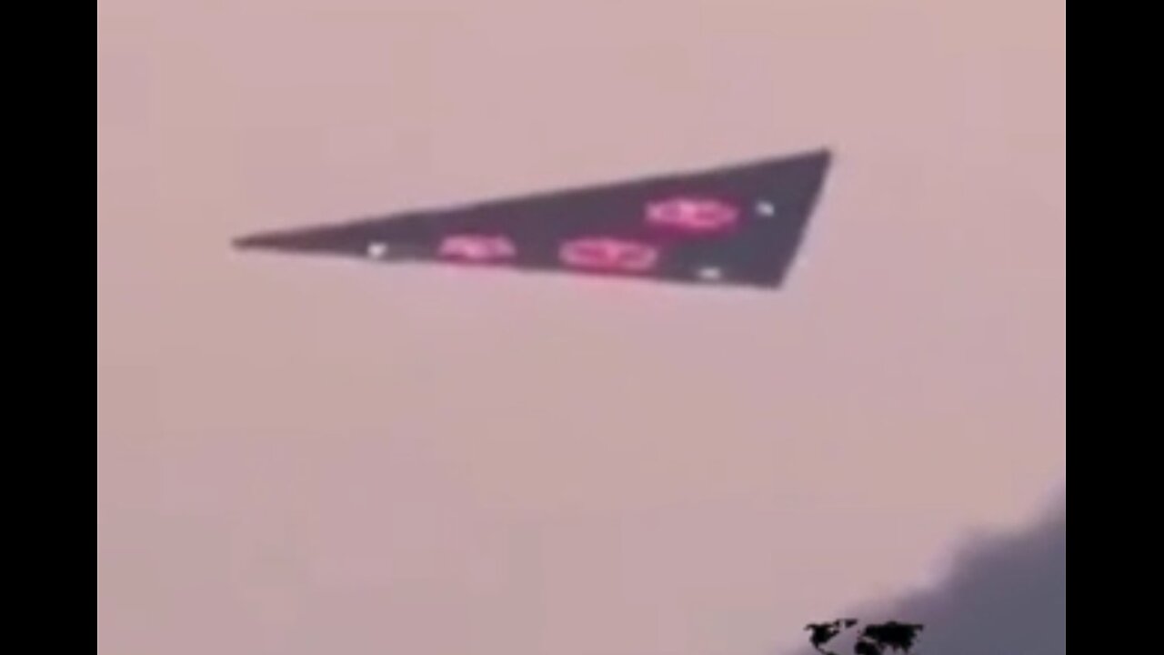 World News X - 🔺🛸 Triangle TRB-2 UFO Attempting to Land! Witnesses report a strange triang...