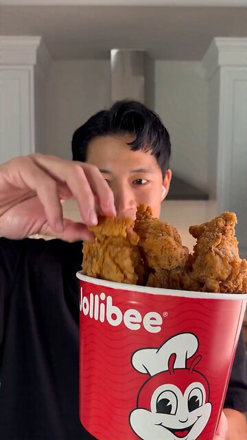 Follow for more ASMR videos🌮🍟 Credits: @hungryoc #mukbang #asmr #fastfood #asmreating