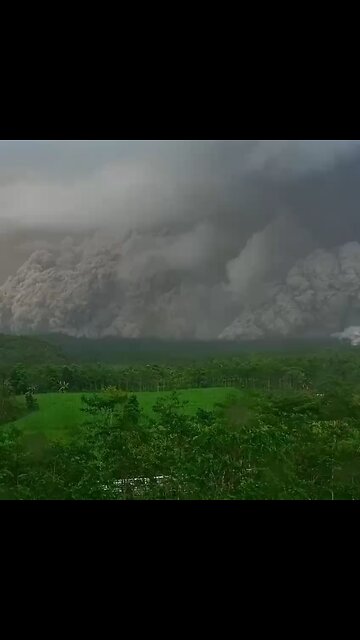 🌋 Live webcam recorded the dramatic advance of a glowing pyroclastic