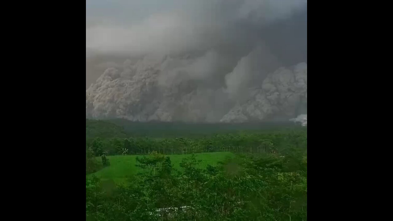 🌋 Live webcam recorded the dramatic advance of a glowing pyroclastic