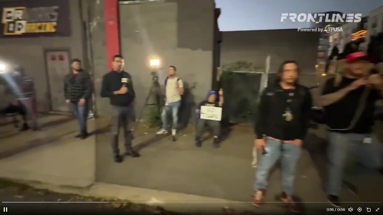 Những người yêu nước đã xuất hiện tại cơ sở ICE Portland để ĐÁNH BẠI những chiến binh cực tả.