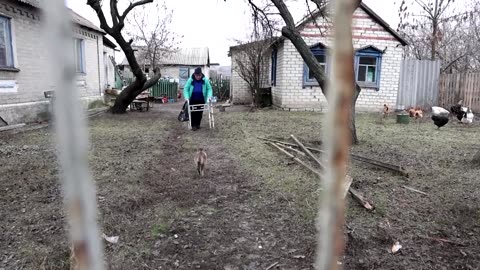 Ukrainian police plead with 97-year-old to flee advancing Russian troops