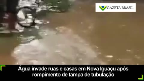 Água invade ruas e casas em Nova Iguaçu após rompimento de tampa de tubulação