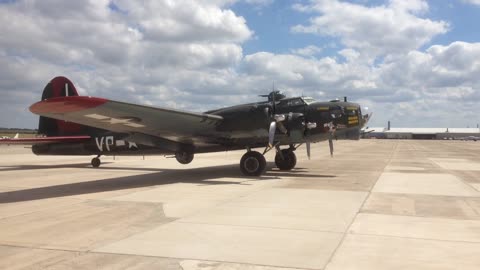 B-17 Flying Fortress Startup & Taxi