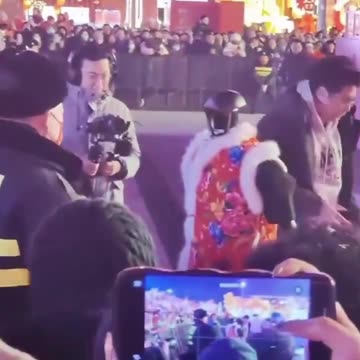 Out-of-control robot attacks people at Chinese festival