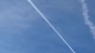 Zanim ktoś powie: „Ale Floryda zakazała smug chemicznych”, tak, zakazała zasiewania chmur poprzez modyfikację pogody… Zupełnie inna bajka.