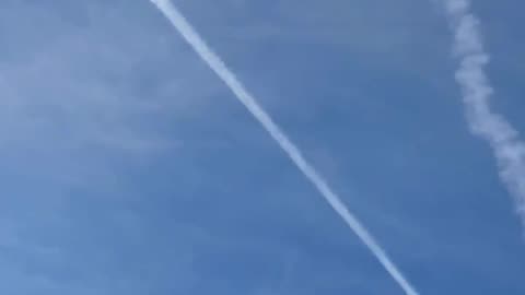 Zanim ktoś powie: „Ale Floryda zakazała smug chemicznych”, tak, zakazała zasiewania chmur poprzez modyfikację pogody… Zupełnie inna bajka.