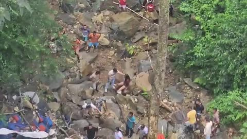 Tragjedi në Kolumbi! Autobusi me nxënës bien në greminë, humbin jetën 10 persona