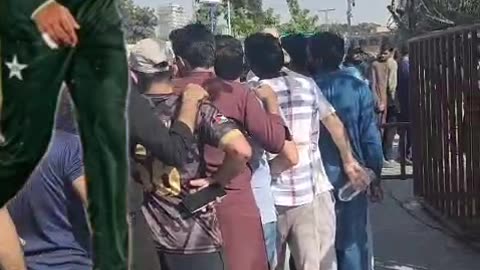 Pakistani Cricket Fans || 1 KM Long Line to Winess Pak vs SA Test || Babar Azam