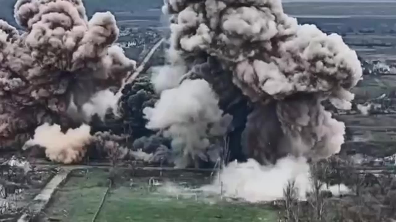 🔥💥 Incredibly powerful remote explosion of a building with occupants in Novopidhorodne,