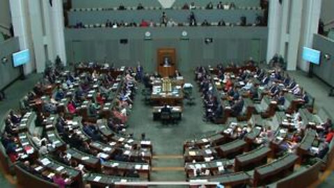 BLACKOUT in House of Reps just moments after Energy Minister spoke about RENEWABLE ENERGY!!