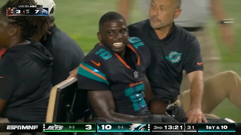 tyreek hill Snaps leg in graphic injury!!