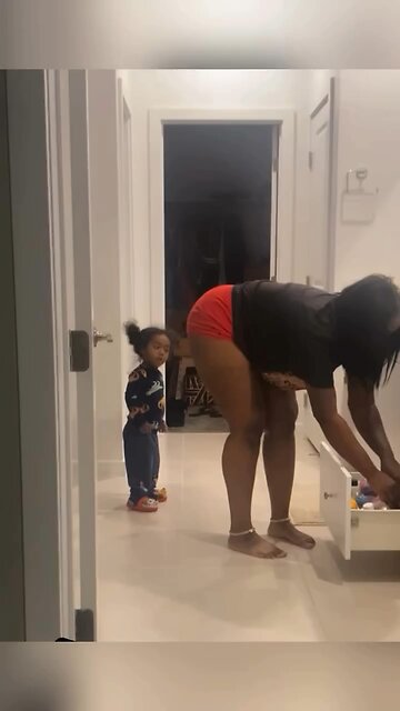 I would be looking too🤦🏿😂