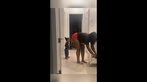 I would be looking too🤦🏿😂