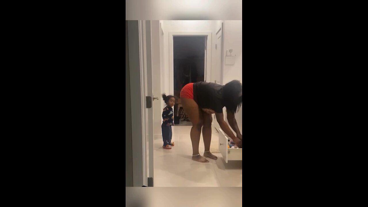 I would be looking too🤦🏿😂