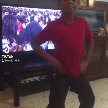 አለክሰ አማርኛ ሲዘፍን